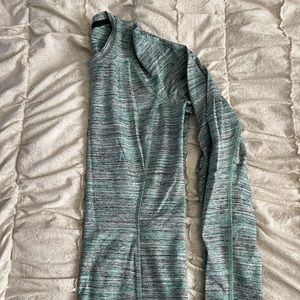 Lululemon women size 6 Runderful pullover